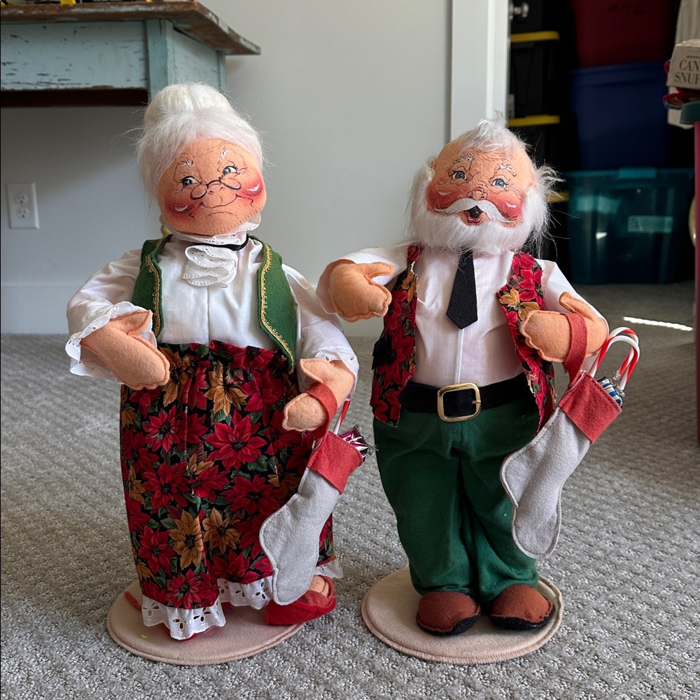 Annalee Festive pair of Santa and Mrs. Claus 1998
Slight damage on Mrs. Claus